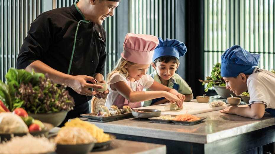 four-season-the-nam-hai-kidsclub-familienluxusreisen kinder beim kochen