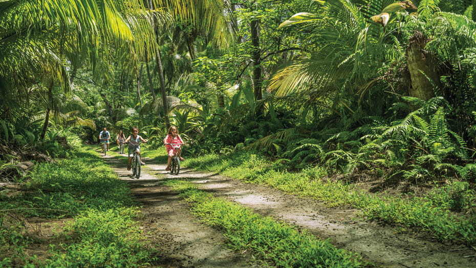 four-seasons-the-nam-hai-kids-farradfahren-familienluxusreisen