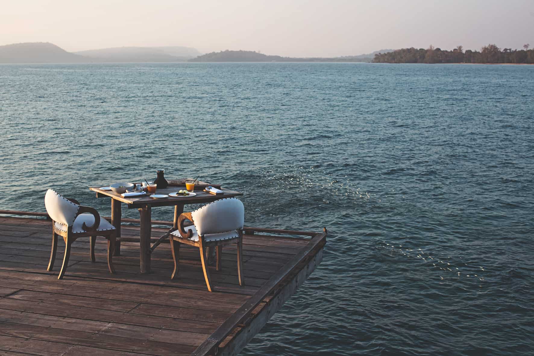 song-saa-private-island-kambodscha-familienluxusreisen-thefamilyproject-overwater-dining