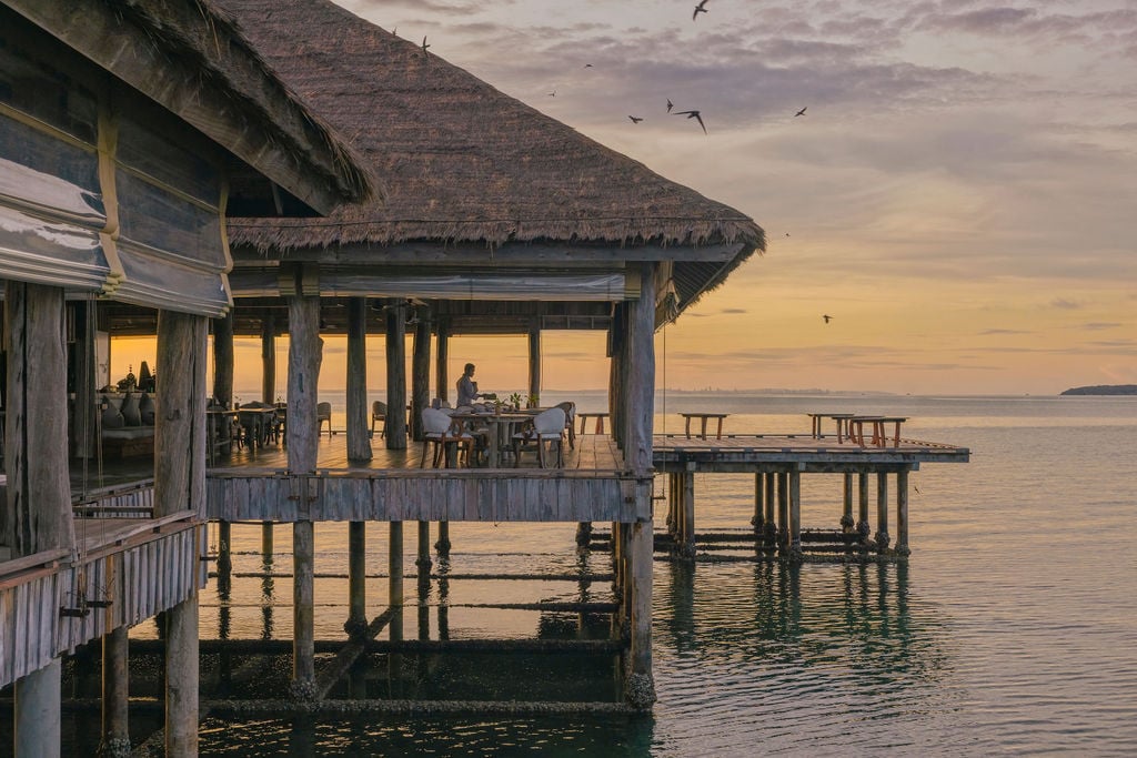 song-saa-private-island-kambodscha-familienluxusreisen-thefamilyproject-overwater-restaurant