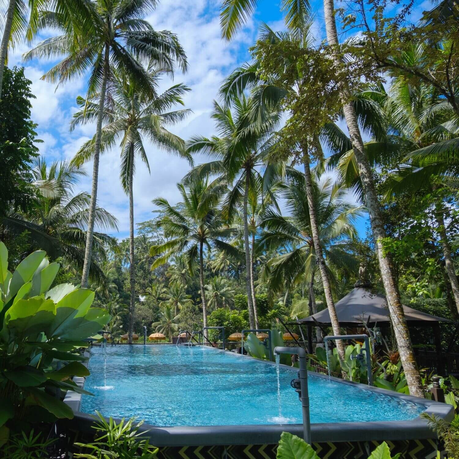 Capella-Ubud-Main-Swimming-Pool-familienluxusreise
