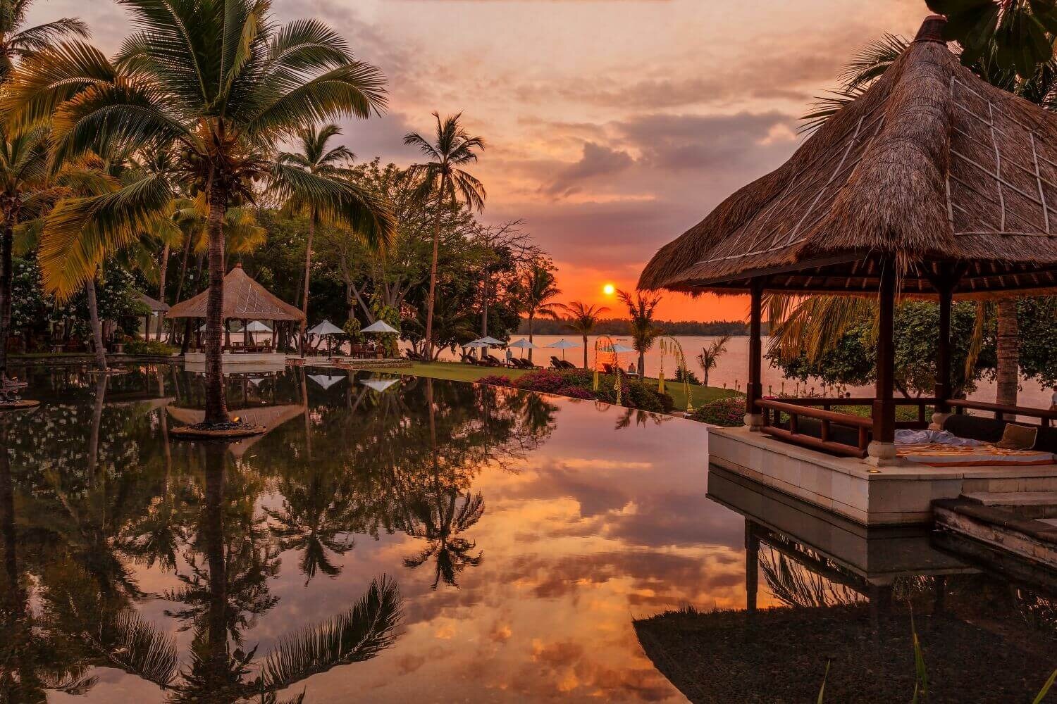 The-Oberoi-Lombok-familienluxusreisen sonnenuntergang am pool