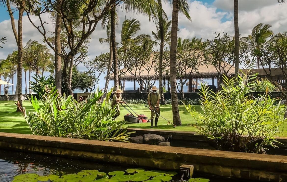 the-legian-bali-familienluxusreise gärtner mähen rasen