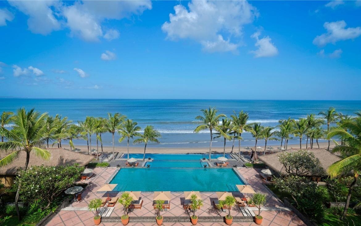 the-seminyak-bali-familienluxusreisen pool am strand