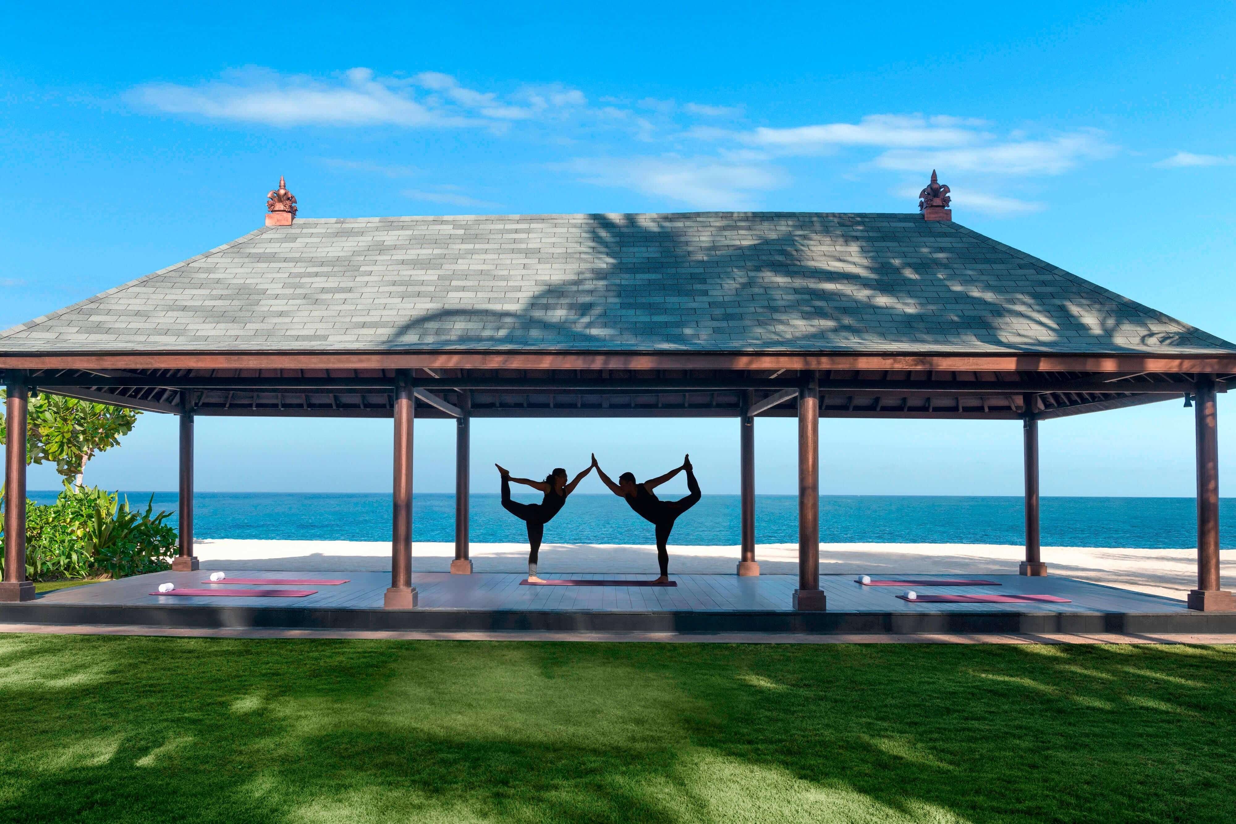 St-regis-bali-nusa-dua-familienluxusreisen yoga am strand