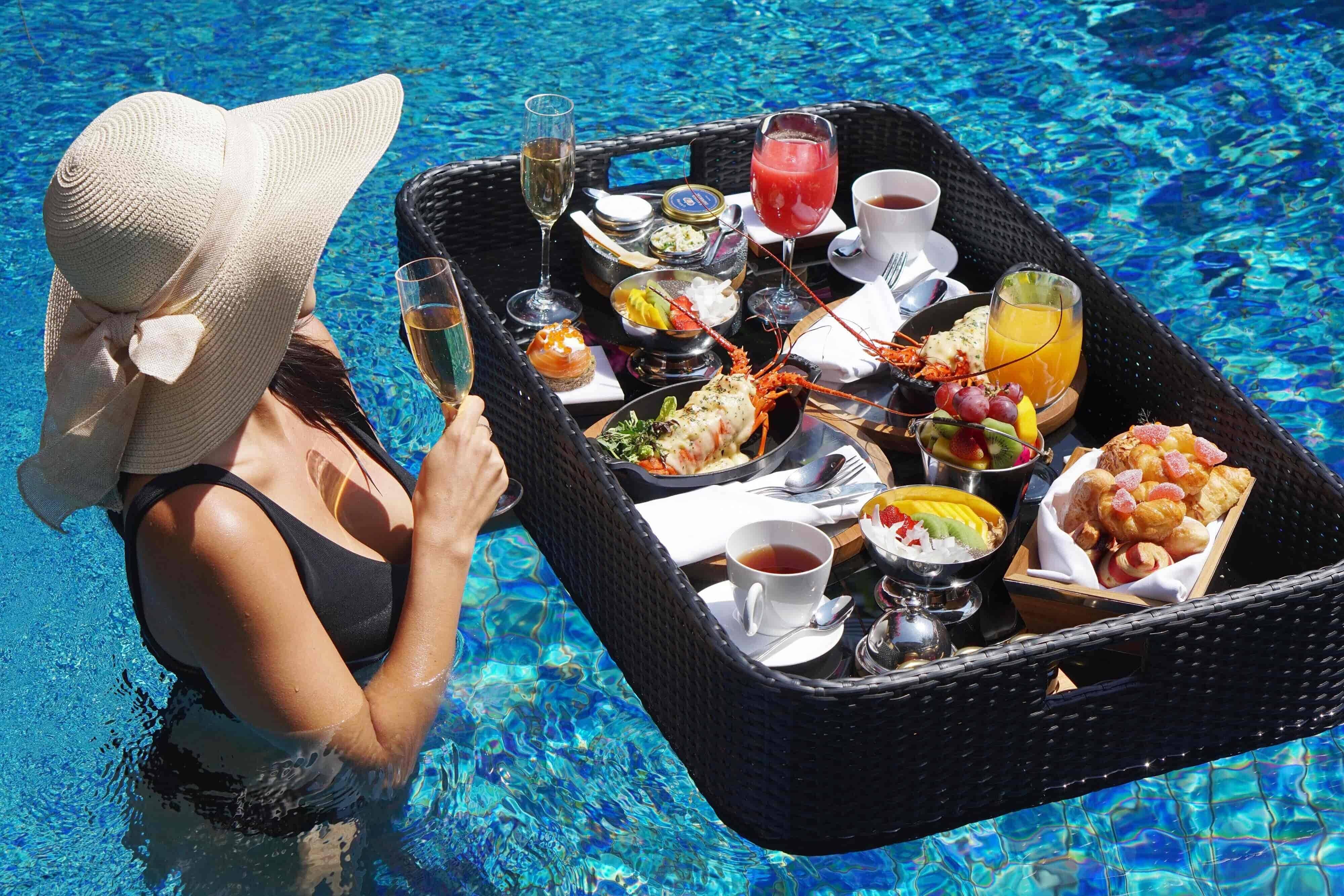 St-regis-bali-nusa-dua-familienluxusreisen frühstück im pool