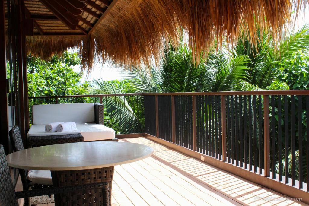 el-nido-pangulasian-island-familienluxusreisen-thefamilyproject-balkon