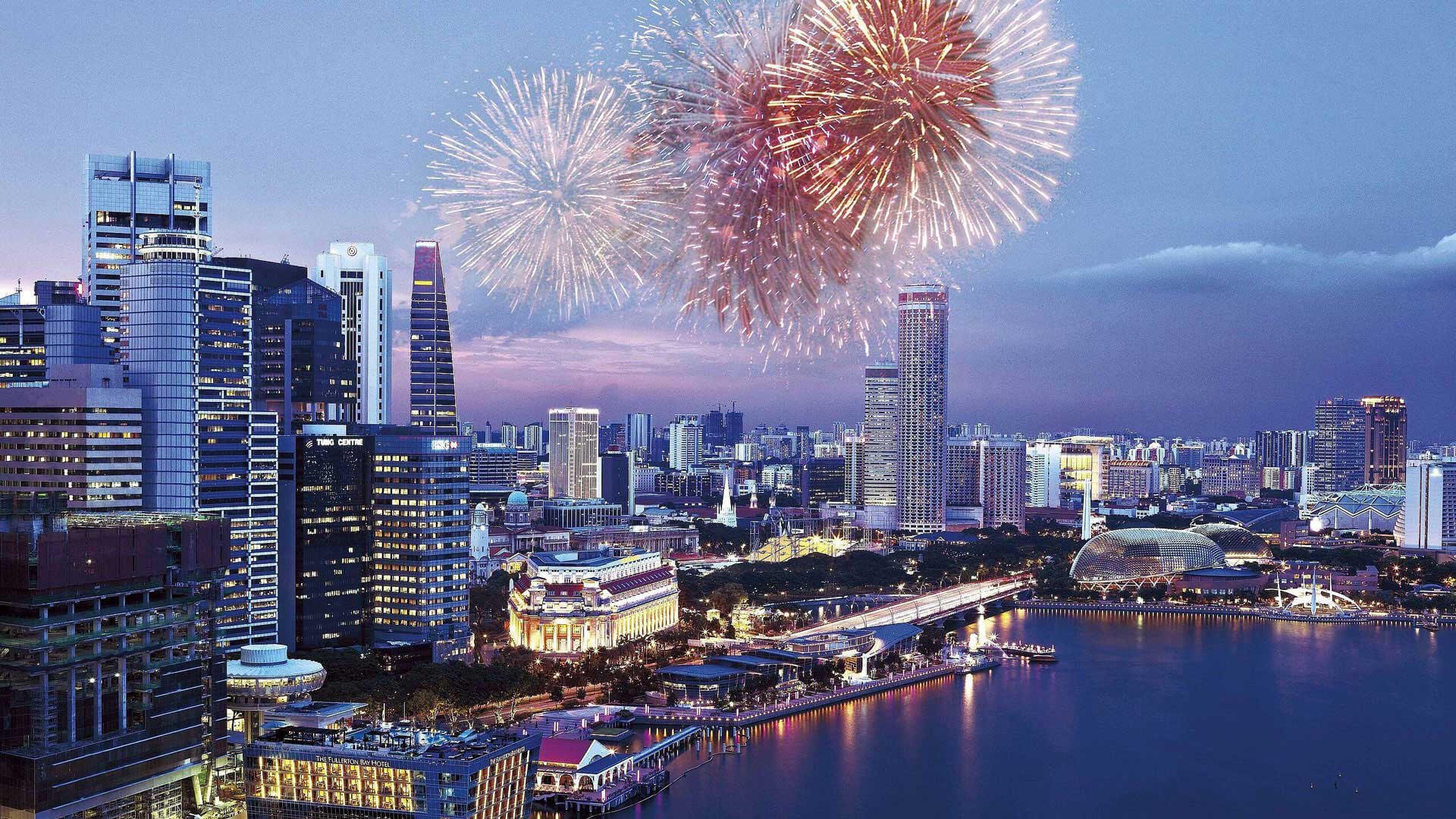 Ausblick auf ein Feuerwerk aus dem oberen Stock vom Fullerton Bay Hotel