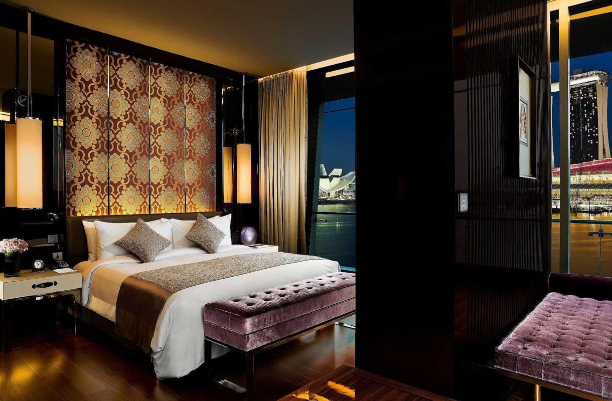 Schlafzimmer in der Anderson Suite im Fullerton Bay Hotel bei Nacht