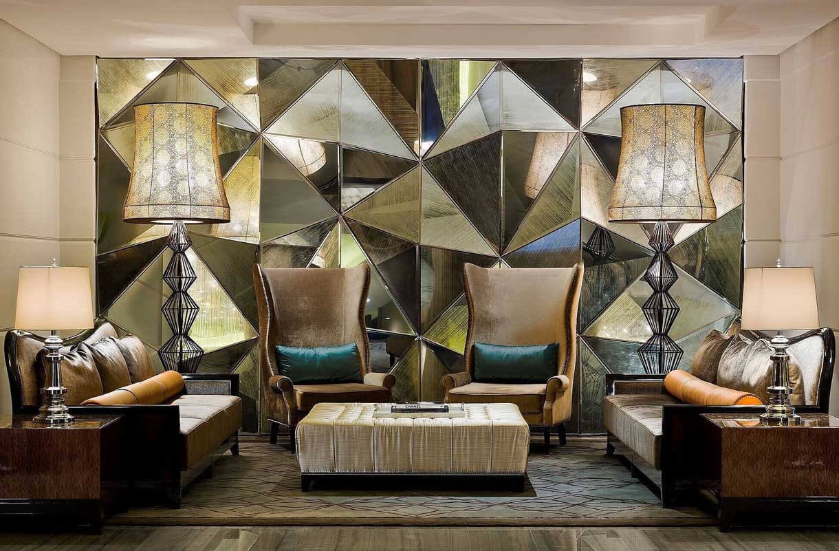 Stylischer Empfangsbereich mit Sesseln und Couches im Fullerton Bay Hotel