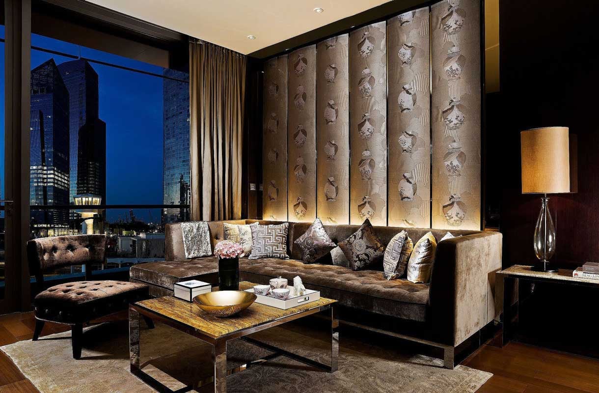 stylisches Sofa im Wohnzimmer der Cavenagh-Suite im Fullerton Bay Hotel