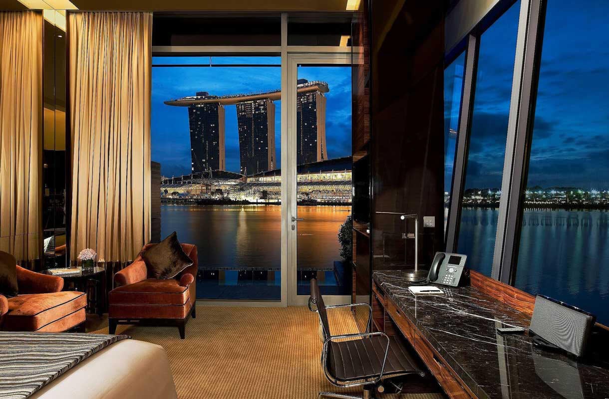 Raumansicht des Premiere Bay Schlafzimmers mit Jacuzzi im Fullerton Bay Hotel