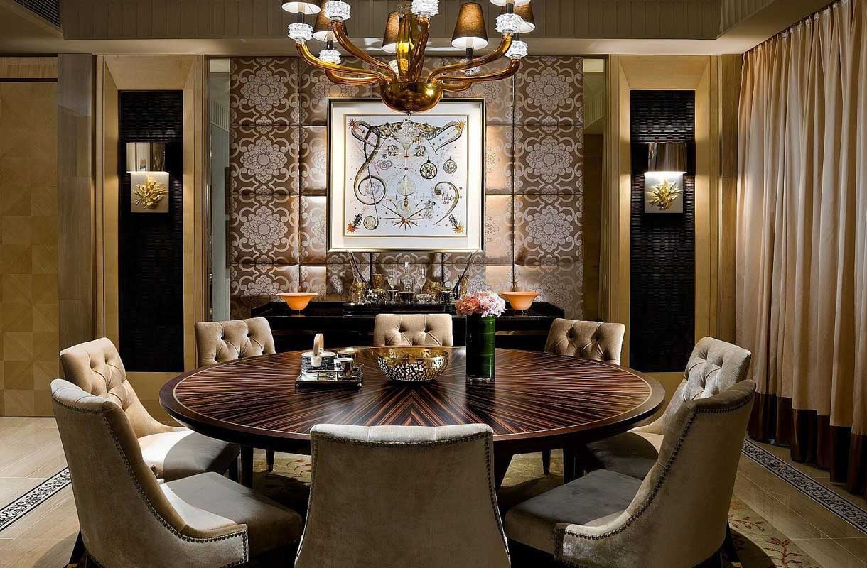 runder Tisch mit weißen Sesselstühlen in der Presidential Suite im Fullerton Bay Hotel