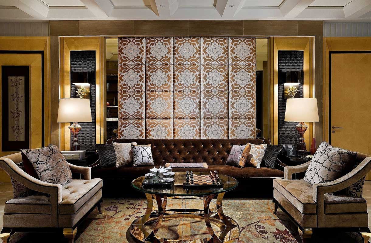 Wohnzimmer der Presidential-Suite mit Couchgruppe und Schachspiel im Fullerton Bay Hotel