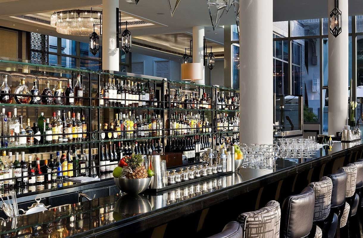 Blick auf die Bar der Landing Point Bar des Fullerton Bay Hotels