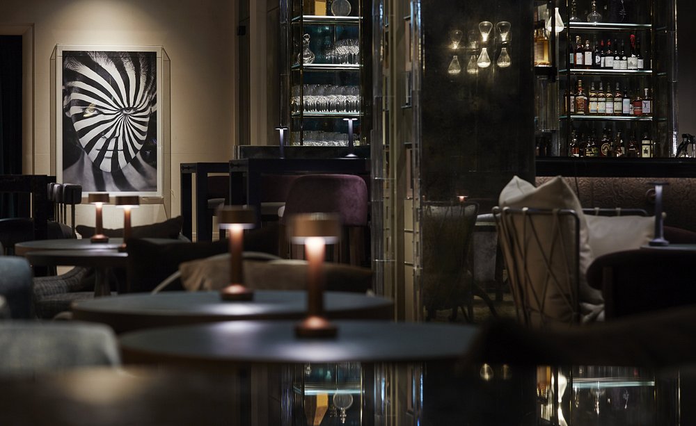 rosewood-hongkong-china-familienluxusreisen-thefamilyproject-bar