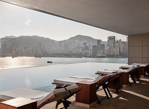 rosewood-hongkong-china-familienluxusreisen-thefamilyproject-skyline-pool