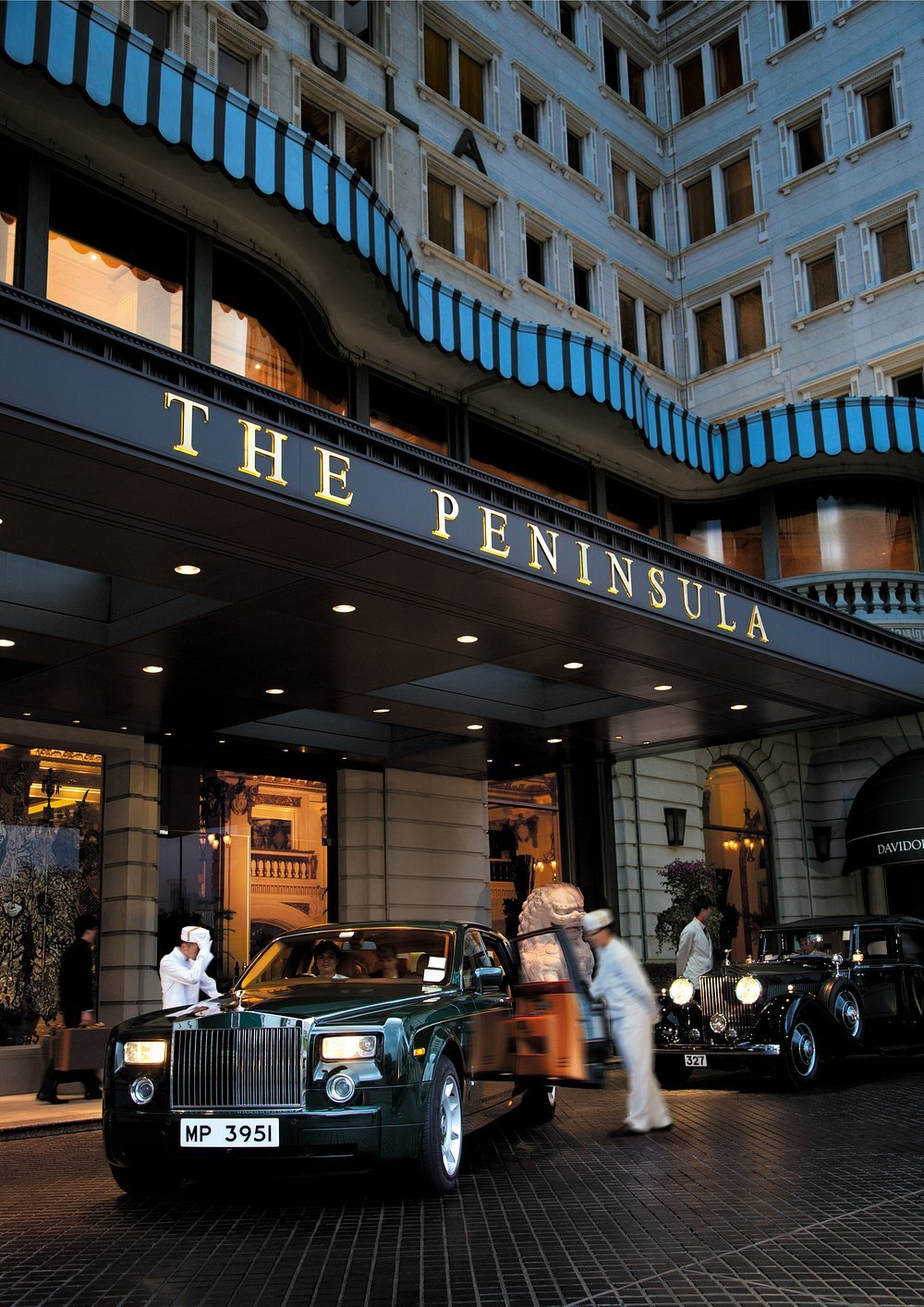 the-peninsula-hongkong-china-familienluxusreisen-thefamilyproject-eingang