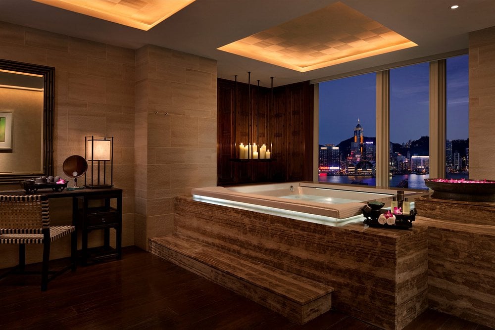 the-peninsula-hongkong-china-familienluxusreisen-thefamilyproject-spa-jacuzzi