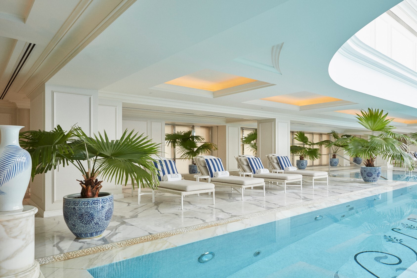 the-peninsula-shanghai-china-familienluxusreisen-thefamilyproject-poolspa
