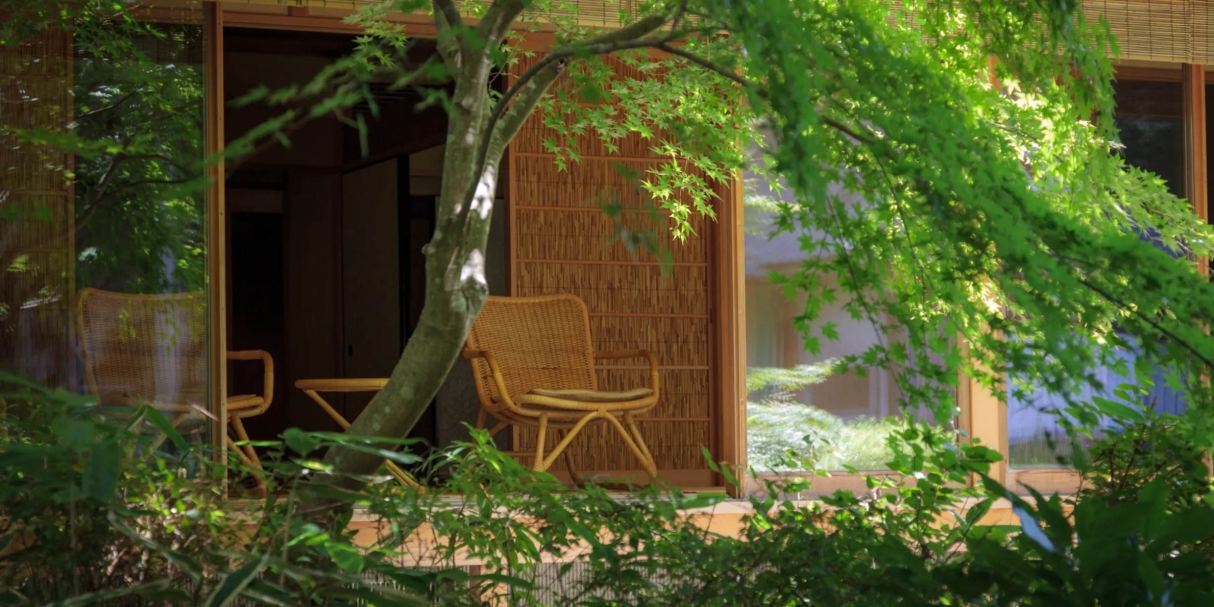 Stuhl auf einer Terrasse im Asaba Ryokan