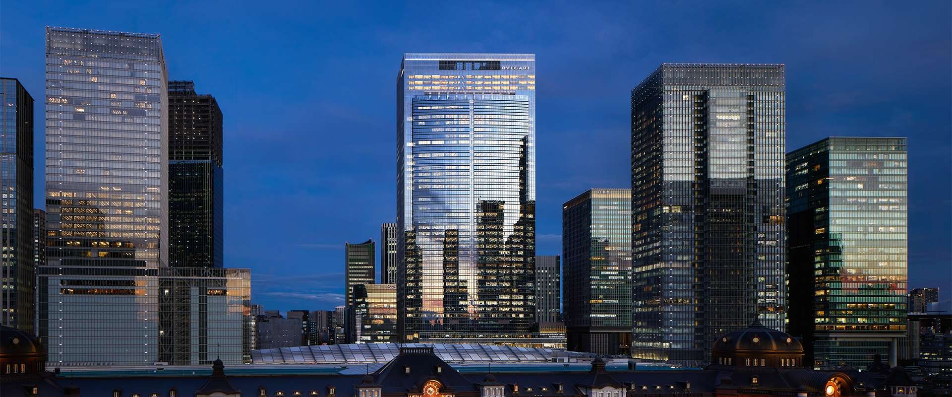 Außenansicht des Bulgari Tokyo bei Nacht