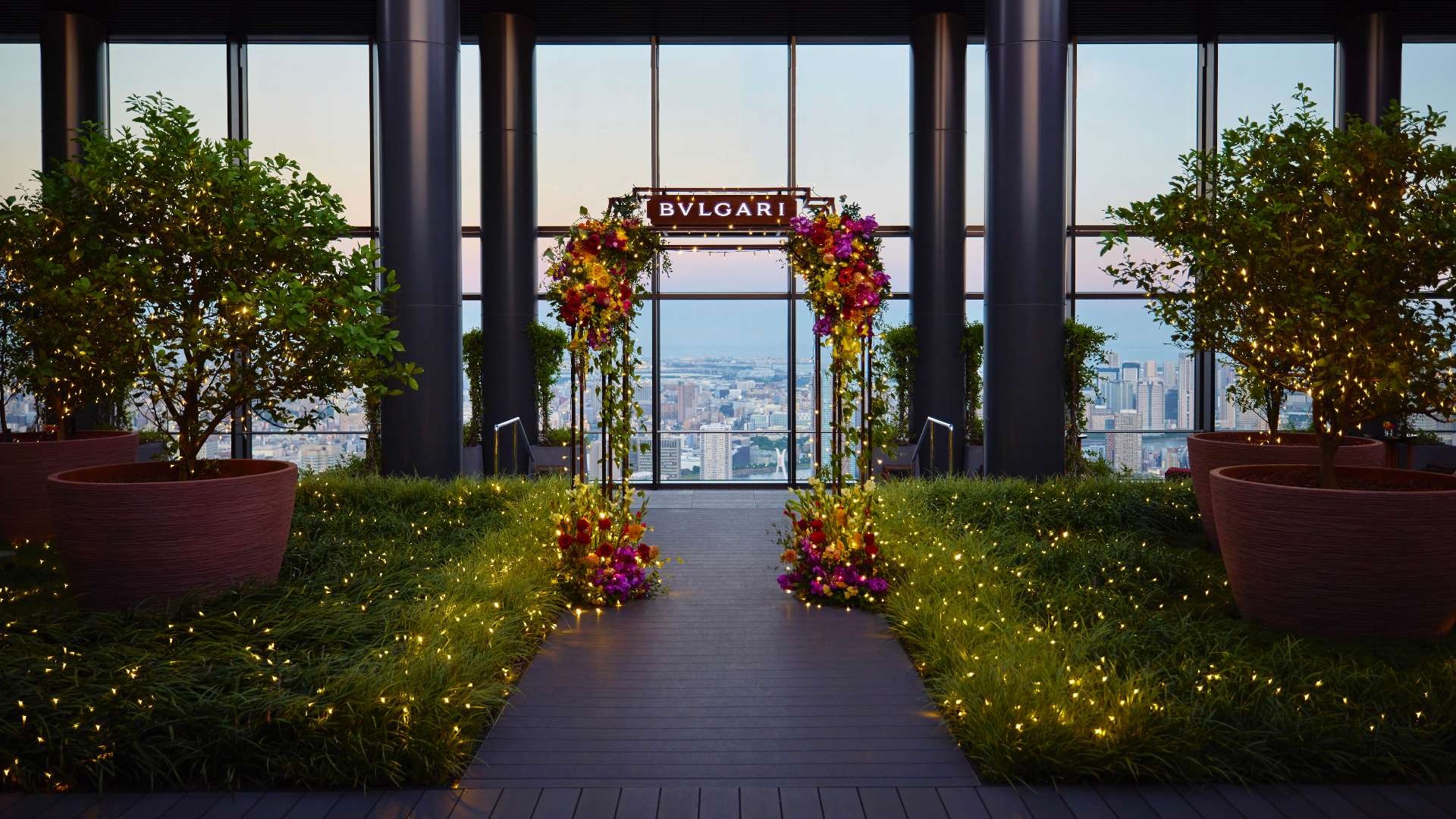 Hübscher Bogen mit Blumen im Bulgari Tokyo
