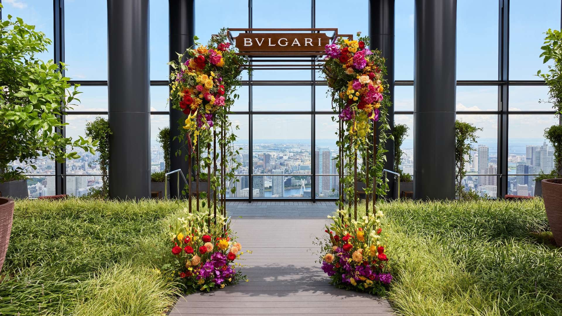 Bulgari Tokyo Blumenbogen
