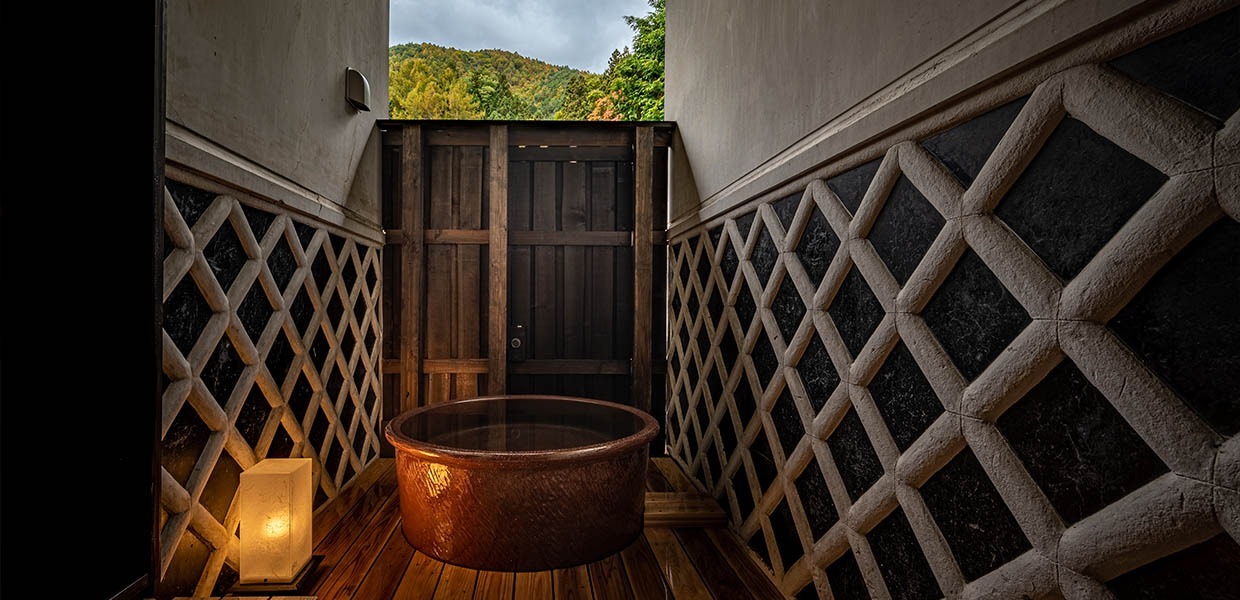 Baden im Freien im BYAKU Narai