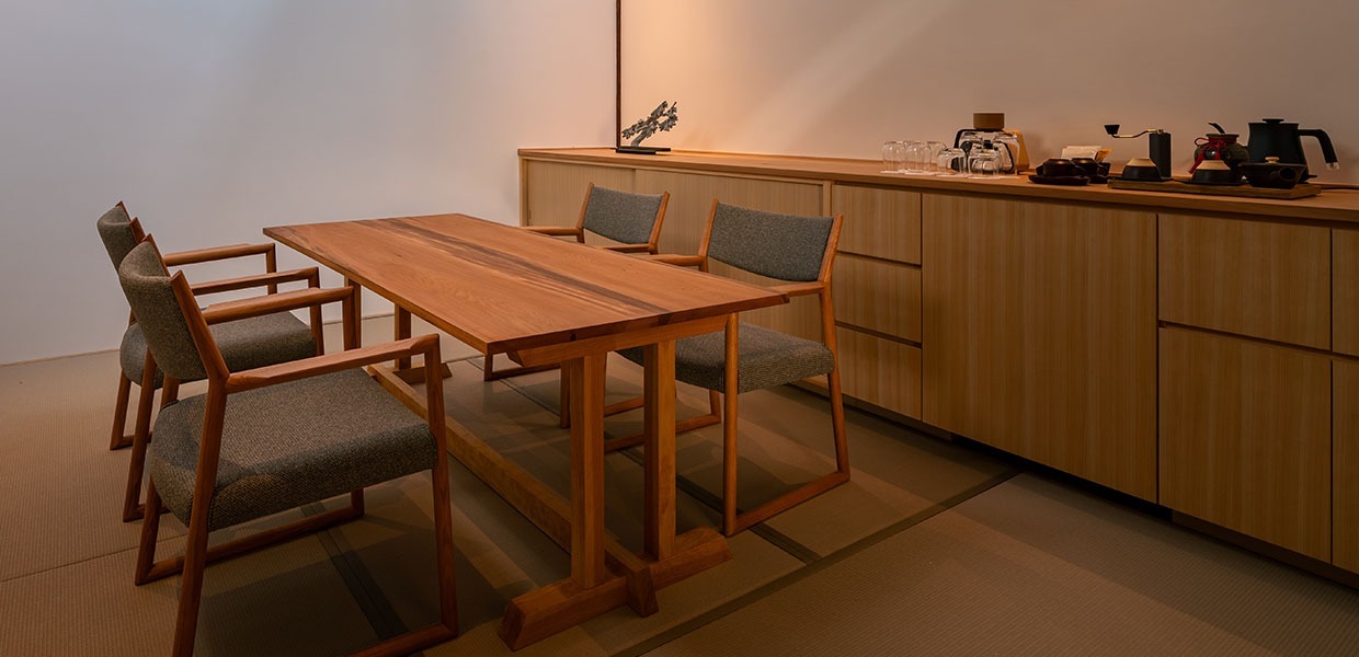 Esstisch im BYAKU Narai