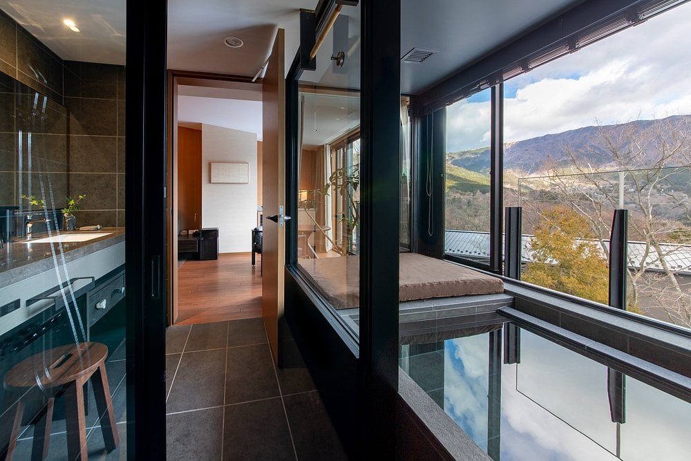 fufu-hakone-japan-familienluxusreisen-thefamilyproject-onsen-badezimmer
