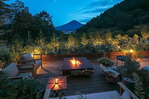 fufu-kawaguchiko-japan-familienluxusreisen-thefamilyproject-terasse