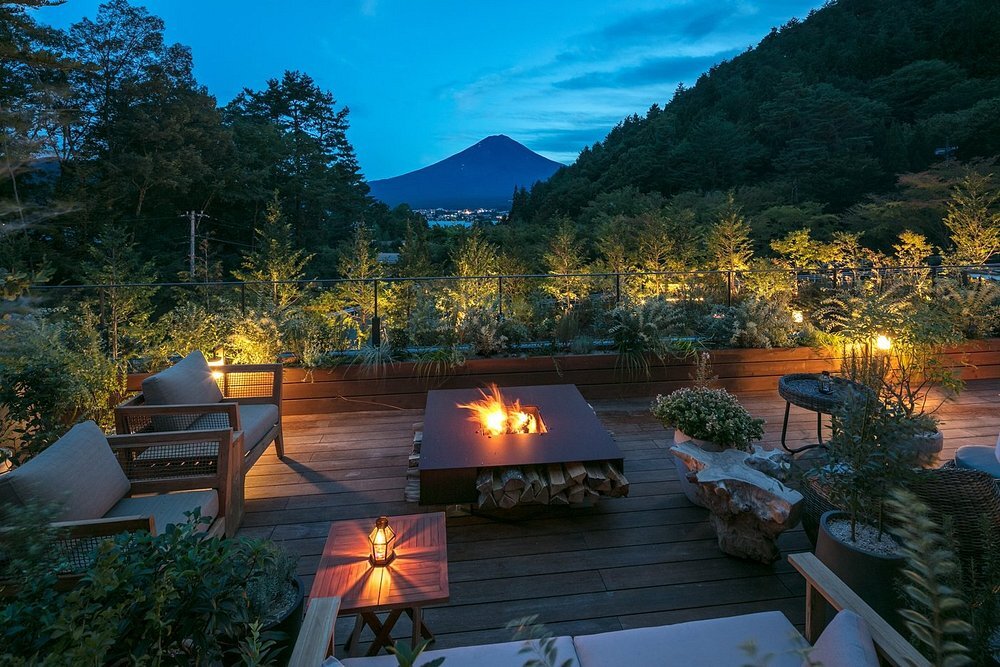 fufu-kawaguchiko-japan-familienluxusreisen-thefamilyproject-terasse