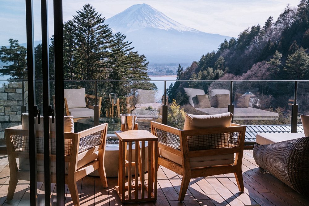 fufu-kawaguchiko-japan-familienluxusreisen-thefamilyproject-terrasse