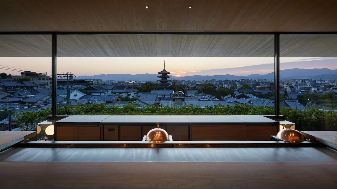 park-hyatt-kyoto-japan-familienluxusreisen-thefamilyproject-yasaka-view