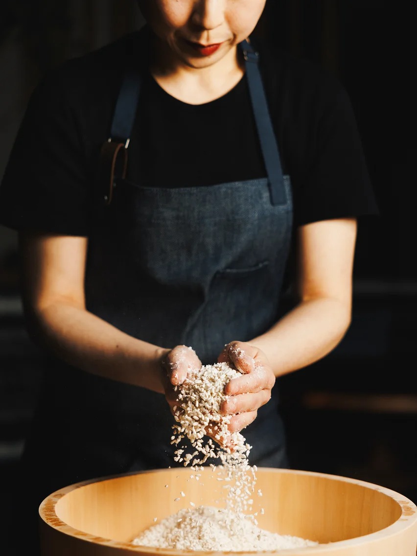 privatbild-six-senses-kyoto-familienluxusreisen-thefamilyproject-rice-making