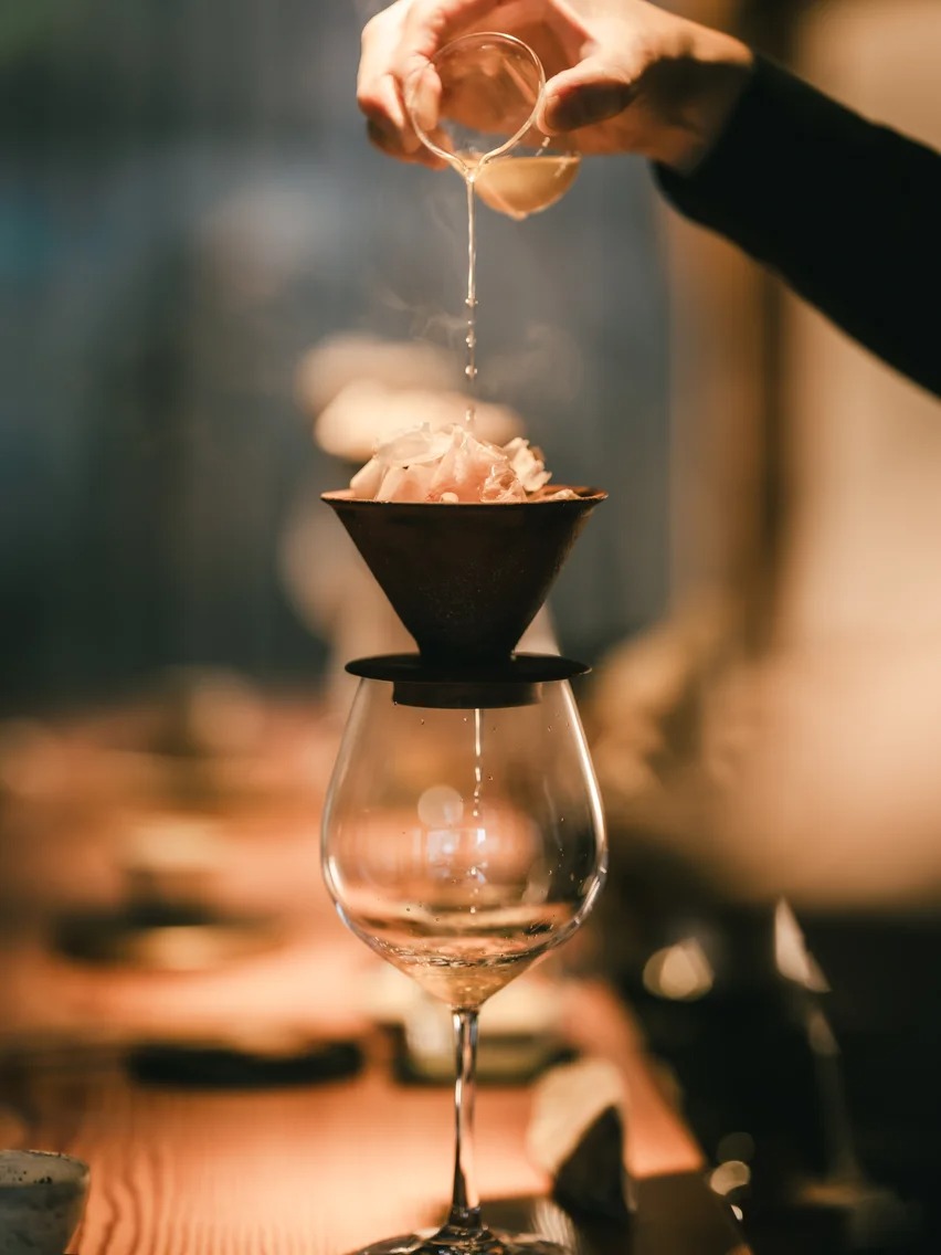 privatbild-six-senses-kyoto-familienluxusreisen-thefamilyproject-wine-tasting