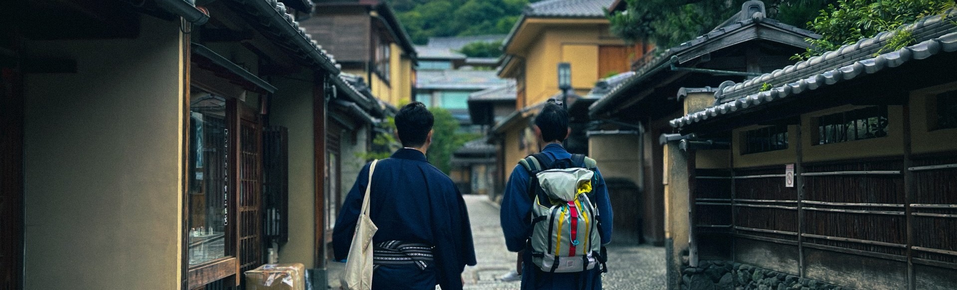 Menschen erkunden die Umgebung des Sowaka Kyoto