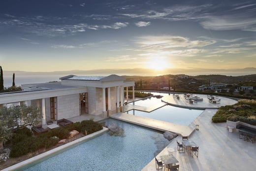 Zentraler Pavillon und Pool im Amanzoe