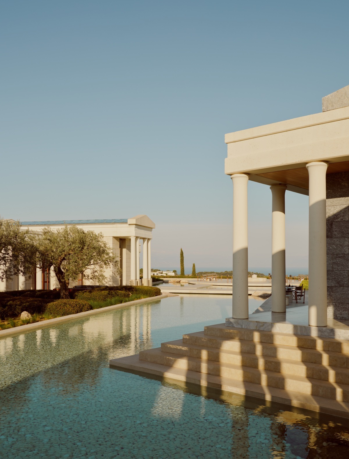 amanzoe-griechenland-familienluxusreisen-thefamilyproject-pool-saeulen