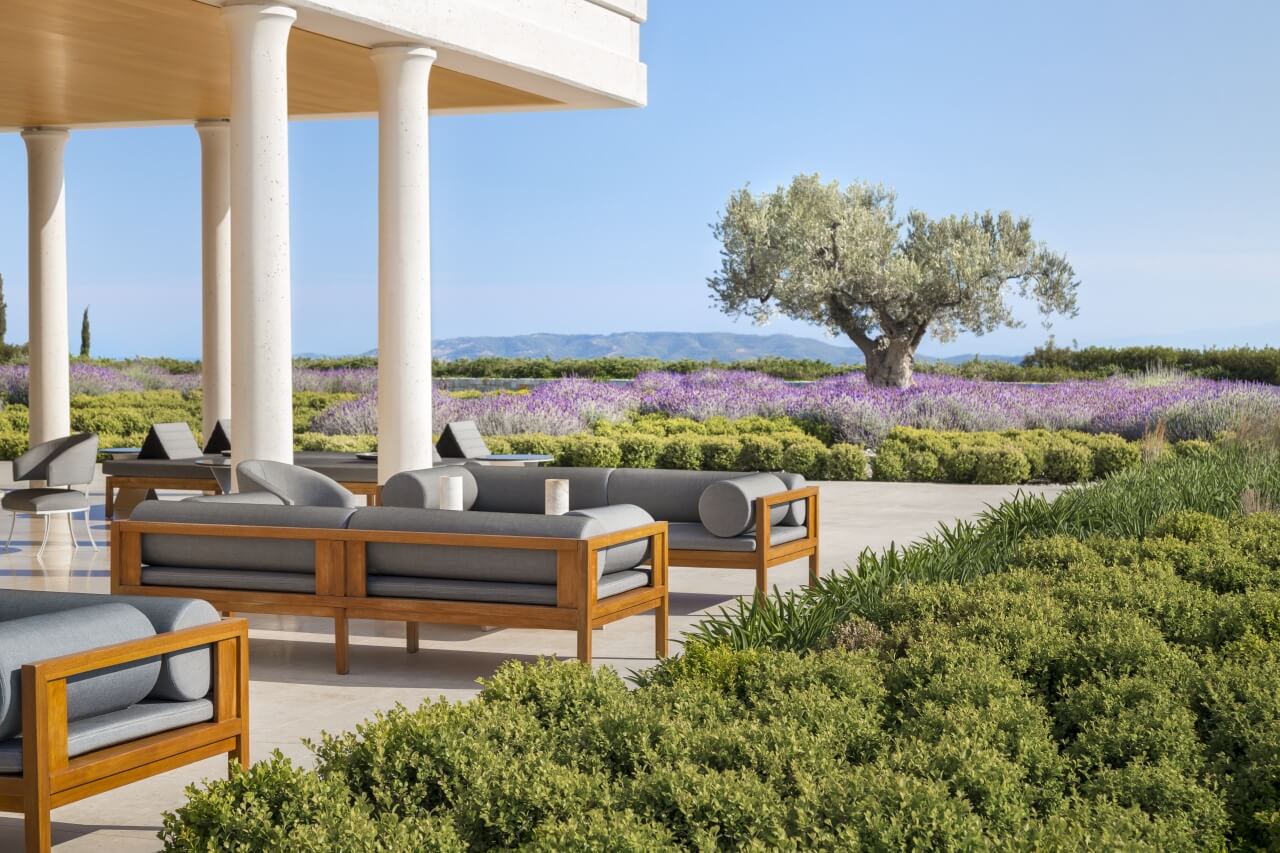 amanzoe-peloponnes-familienluxusreisen-lounge-garten
