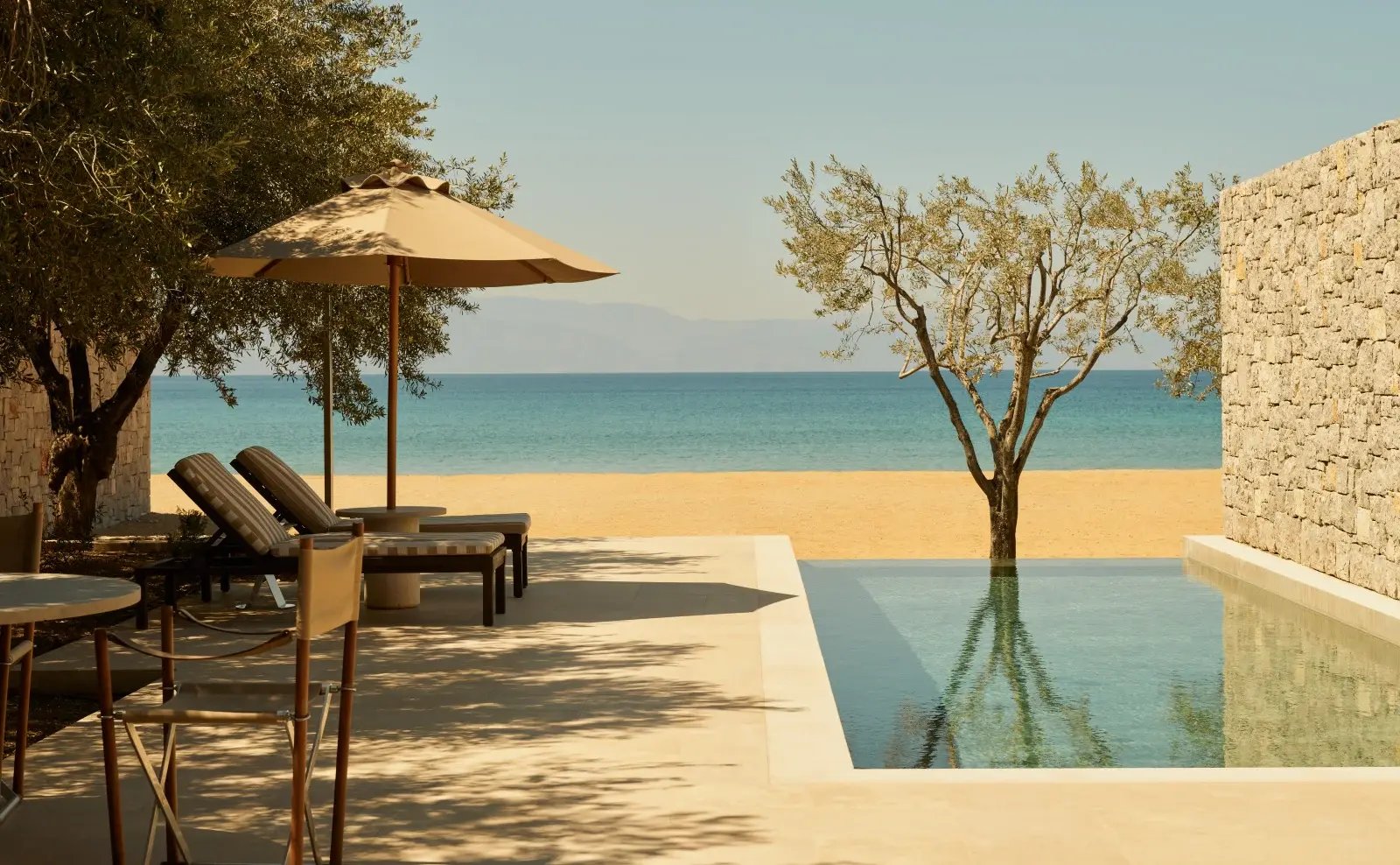 amanzoe-peloponnes-familienluxusreisen-terrasse-pool