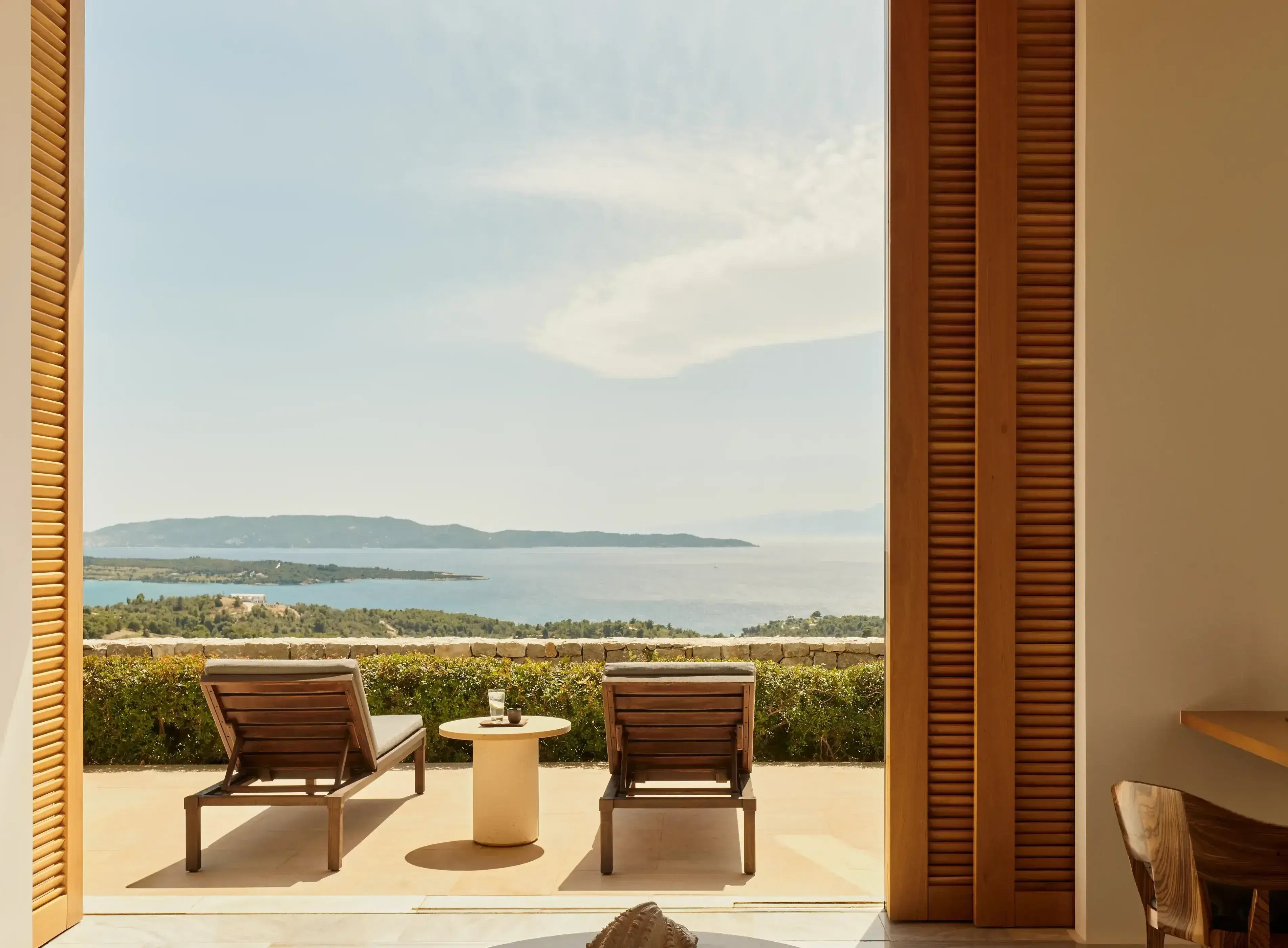 amanzoe-peloponnes-familienluxusreisen-zimmer-ausblick-1-1