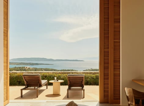 amanzoe-peloponnes-familienluxusreisen-zimmer-ausblick-1-1