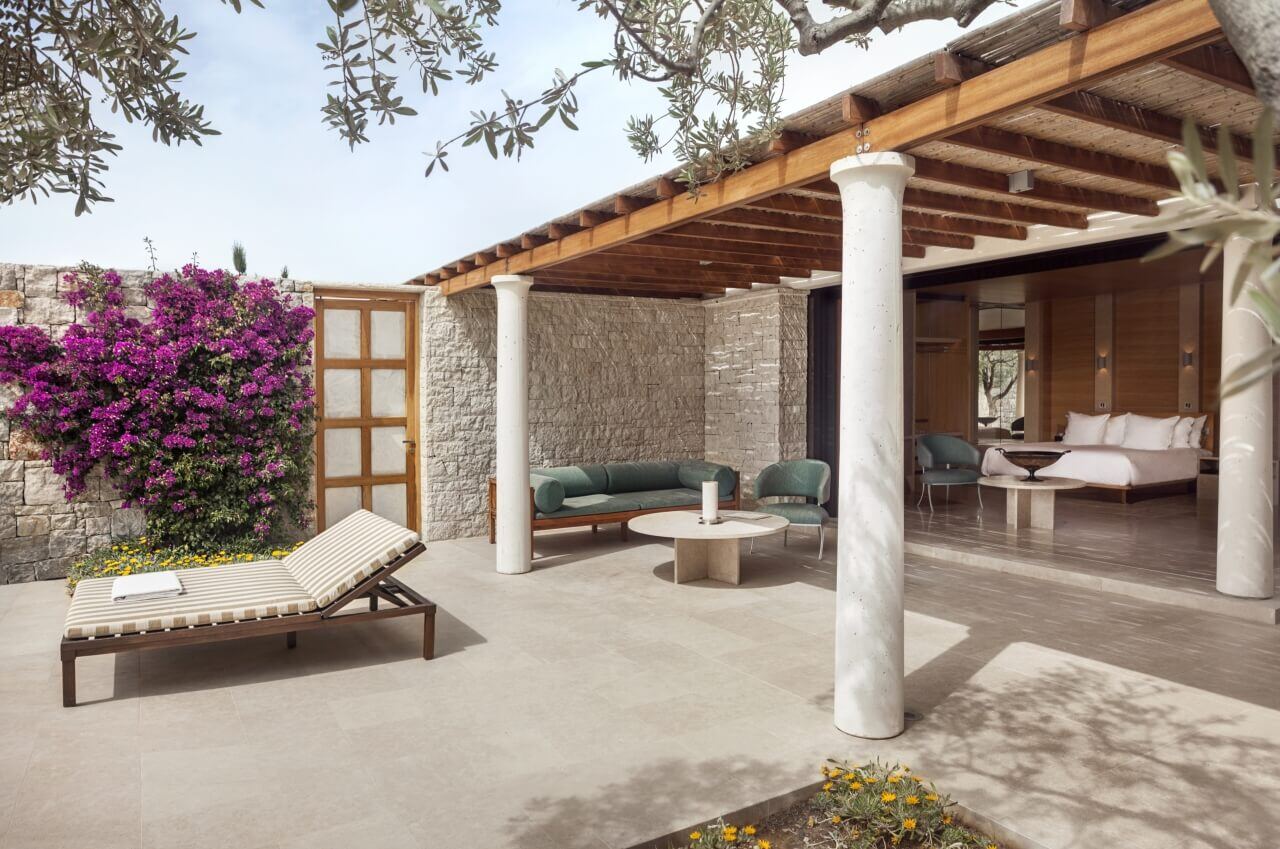 amanzoe-peloponnes-familienluxusreisen-zimmer-terrasse