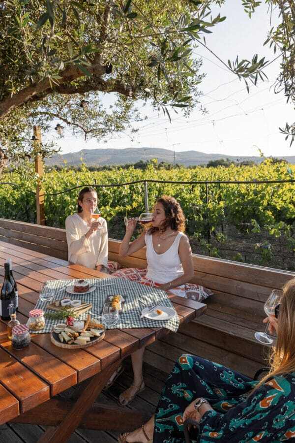 Phae Blue Palace Damen beim WEintasting