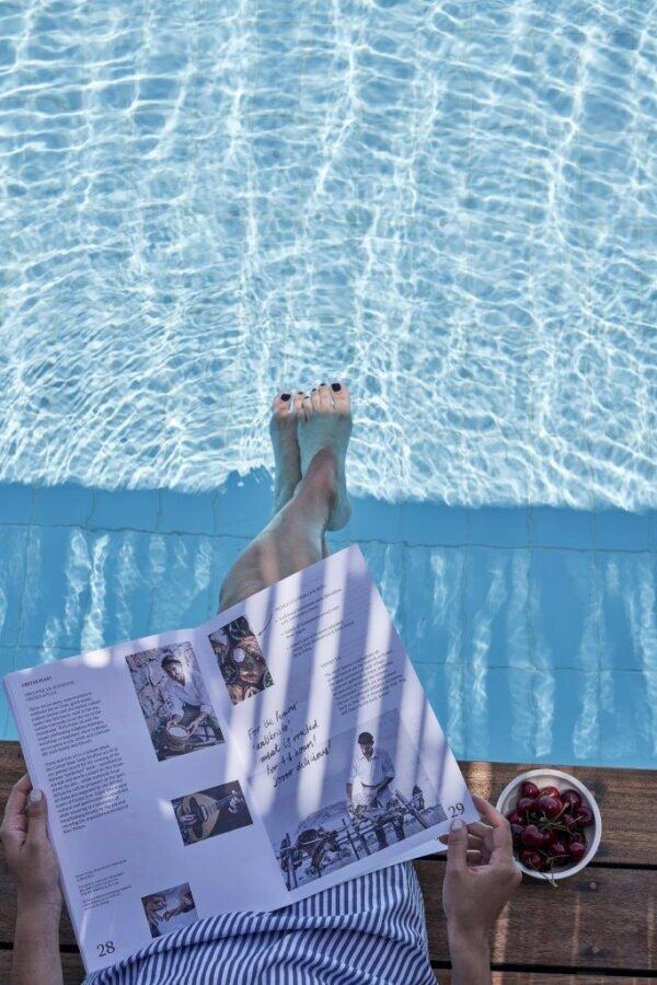 Phae Blue Palace Frau mit Zeitung am Pool