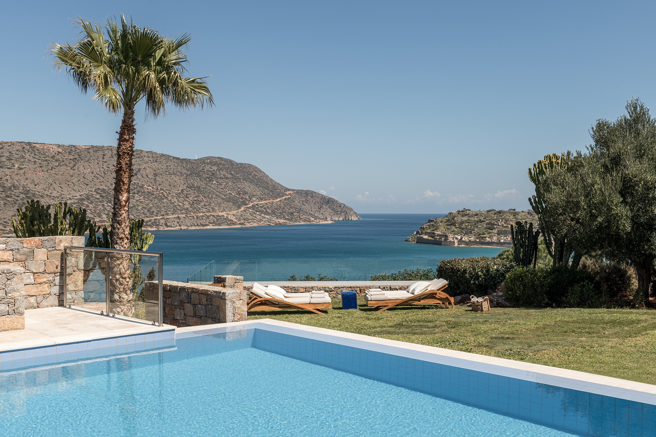 Pool mit Ausblick auf das Meer im Phaea Blue 