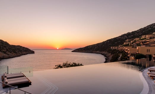 daios-cove-kreta-familienluxusreisen-sonnununtergang