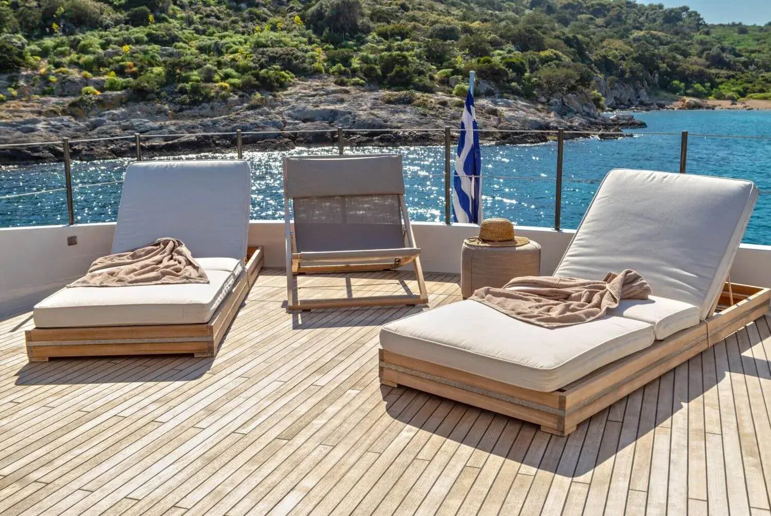 danai-beach-resort-and-villas-chalkidiki-griechenland-the-family-project-sonnenliegen